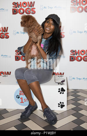 Celebs teilnehmen Screening von Familie Komödie nach einem Rottweiler Polizei Hund bestellt, undercover als Ausstellungshund in einem prestigeträchtigen Dog Show: sinitta Wo: London, Großbritannien Wann: 13. Mai 2018 Credit: Phil Lewis/WENN.com Stockfoto