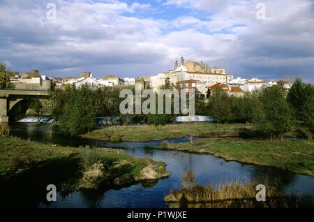 Spanien - Extremadura - Tierra de Plasencia (Kreis) - caceres. Plasencia, Vista con Catedral y río Jerte. Stockfoto