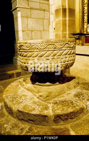 Spanien - Extremadura - Tierra de Plasencia (Kreis) - caceres. Plasencia; Iglesia de San Nicolás; Fuente bautismal románica. Stockfoto