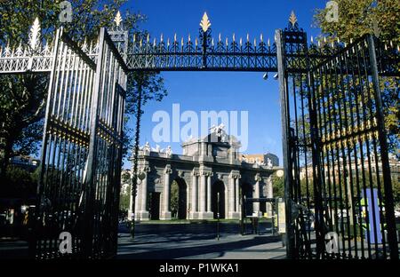 Puerta de Alcalá gate; Blick von der Retiro Park Eingang. Stockfoto