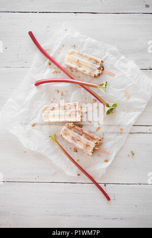 Hausgemachte Eis am Stiel mit Rhabarber, Joghurt und Müsli Stockfoto