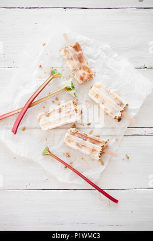 Hausgemachte Eis am Stiel mit Rhabarber, Joghurt und Müsli Stockfoto
