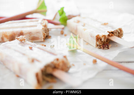 Hausgemachte Eis am Stiel mit Rhabarber, Joghurt und Müsli Stockfoto