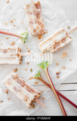 Hausgemachte Eis am Stiel mit Rhabarber, Joghurt und Müsli Stockfoto