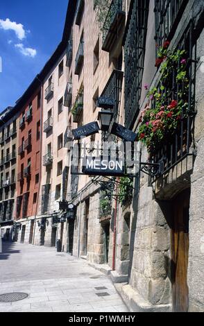 Cuchilleros Straße (neben der Plaza Mayor) (Madrid de los Austrias). Stockfoto