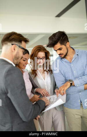 Creative Business Leute, die an Business Projekt im Büro Stockfoto