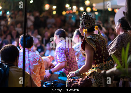 BANGKOK, THAILAND - 30. März: Bangkok fest Kunst auf der Straße. Menschen und Touristen. Aufmerksamkeit auf Thai Tanz am Eröffnungstag. Am 30. März, 2. Stockfoto