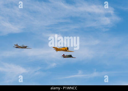 Madrid, Spanien - 3. Juni 2018: Formationsflug von Policarpov I-16, North American T-6 Texan DUN und Beechcraft T-34 Mentor während der Air Show der histor Stockfoto