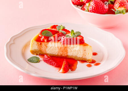 Leckere hausgemachte Cheesecake mit Erdbeeren auf rosa Hintergrund. Stockfoto