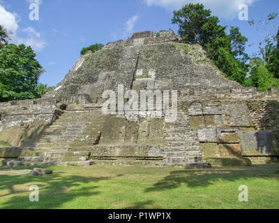 Sonnige Landschaft zeigt die hohe Tempel am Lamanai Tempelanlage in Belize Stockfoto