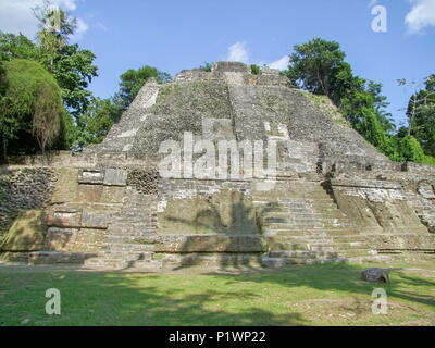 Sonnige Landschaft zeigt die hohe Tempel am Lamanai Tempelanlage in Belize Stockfoto