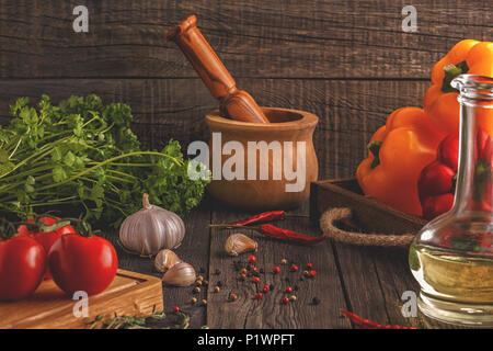 Gemüse, Kräuter, Gewürze, Hintergrund. Selektive konzentrieren. Konzept der Vegetarische, gesunde Nahrung. Stockfoto