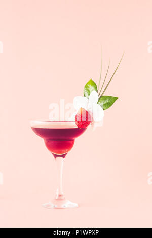 Mocktail mit Erdbeere, Blumen und tropischen Blättern dekoriert, selektive konzentrieren. Stockfoto