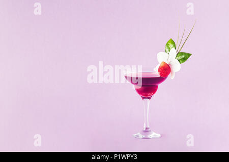 Mocktail mit Erdbeere, Blumen und tropischen Blättern dekoriert, selektive konzentrieren. Stockfoto