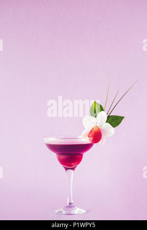 Mocktail mit Erdbeere, Blumen und tropischen Blättern dekoriert, selektive konzentrieren. Stockfoto