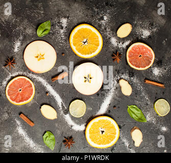 Verstreut bunte Früchte Kreise Stockfoto