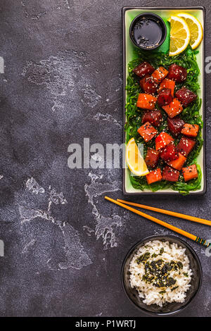 Poke, traditionellen Hawaiianischen roher Fisch Salat, Ansicht von oben. Stockfoto
