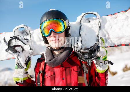 Foto von Sport Mann mit Helm mit Snowboard Stockfoto