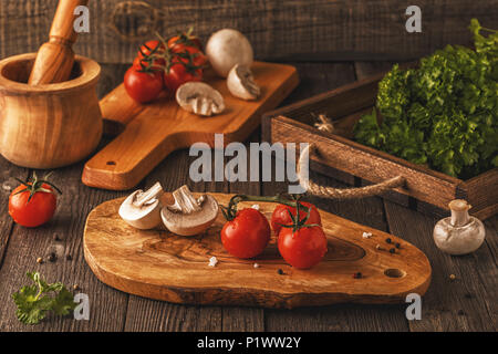 Gemüse, Kräuter, Gewürze, Hintergrund. Selektive konzentrieren. Konzept der Vegetarische, gesunde Nahrung. Stockfoto