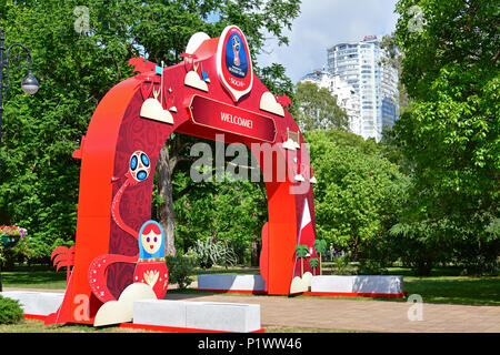 Sochi, Russland - 30. 2018. Installation der Inschrift symbolisiert der FIFA Fußball-Weltmeisterschaft 2018 in Navaginskaya Straße Stockfoto