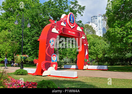 Sochi, Russland - 30. 2018. Installation der Inschrift symbolisiert der FIFA Fußball-Weltmeisterschaft 2018 in Navaginskaya Straße Stockfoto