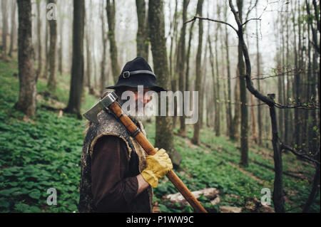 Porträt eines älteren Mannes im Wald spazieren Stockfoto