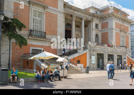 Prado Madrid Exterieur, mit Blick auf die Puerta de Goya Alta - einer der wichtigsten Zugänge zum Prado Museum in Madrid, Spanien. Stockfoto