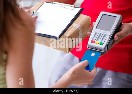 Paketversand mit Pos und Kreditkarte bezahlt Stockfoto