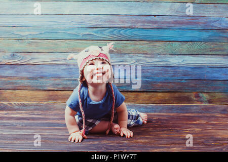 Kleines Baby in einen lustigen Hut Stockfoto