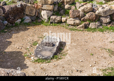 Dorfruinen in der Nuraghe Su Nuraxi, 13-6. Jahrhundert v. Chr., spätbronzezeitliche megalithische Struktur, in der Nähe von Barumini, Sardinien, Italien UNESCO-Weltkulturerbe. Stockfoto