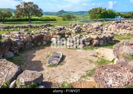 Dorfruinen in der Nuraghe Su Nuraxi, 13-6. Jahrhundert v. Chr., spätbronzezeitliche megalithische Struktur, in der Nähe von Barumini, Sardinien, Italien UNESCO-Weltkulturerbe. Stockfoto