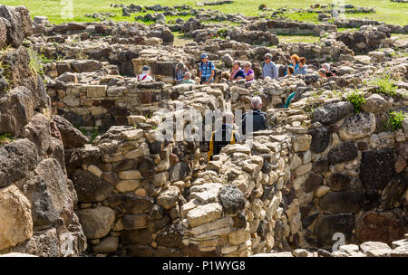 Dorfruinen in der Nuraghe Su Nuraxi, 13-6. Jahrhundert v. Chr., spätbronzezeitliche megalithische Struktur, in der Nähe von Barumini, Sardinien, Italien UNESCO-Weltkulturerbe. Stockfoto