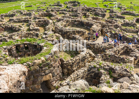 Dorfruinen in der Nuraghe Su Nuraxi, 13-6. Jahrhundert v. Chr., spätbronzezeitliche megalithische Struktur, in der Nähe von Barumini, Sardinien, Italien UNESCO-Weltkulturerbe. Stockfoto