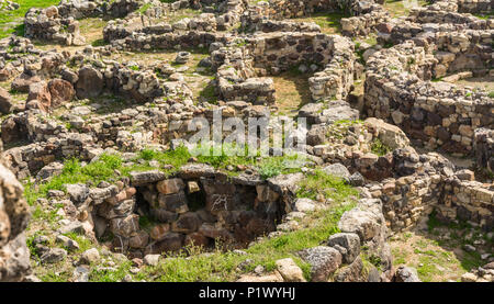 Dorfruinen in der Nuraghe Su Nuraxi, 13-6. Jahrhundert v. Chr., spätbronzezeitliche megalithische Struktur, in der Nähe von Barumini, Sardinien, Italien UNESCO-Weltkulturerbe. Stockfoto