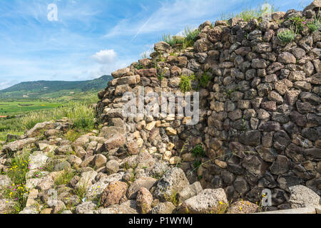 Dorfruinen in der Nuraghe Su Nuraxi, 13-6. Jahrhundert v. Chr., spätbronzezeitliche megalithische Struktur, in der Nähe von Barumini, Sardinien, Italien UNESCO-Weltkulturerbe. Stockfoto