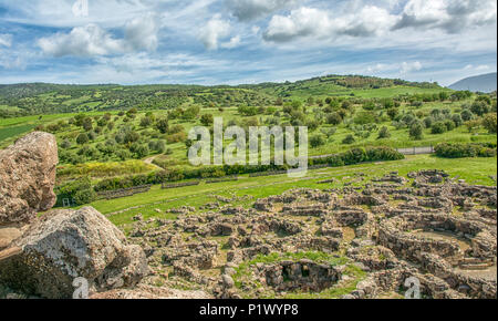 Dorfruinen in der Nuraghe Su Nuraxi, 13-6. Jahrhundert v. Chr., spätbronzezeitliche megalithische Struktur, in der Nähe von Barumini, Sardinien, Italien UNESCO-Weltkulturerbe. Stockfoto