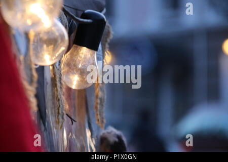 Vintage Antik hängenden Glühbirnen. Schöne Ferien-Hintergrund. Stockfoto