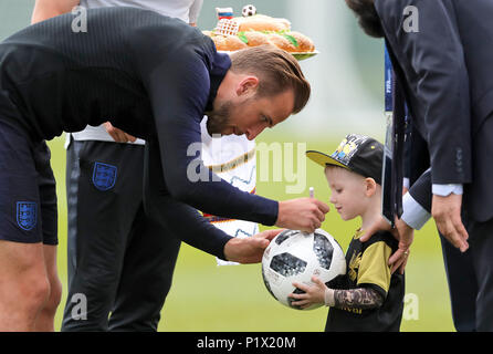 England's Harry Kane Autogramme für die Fans während des Trainings am Spartak Zelenogorsk Stadium, Morgedal. Stockfoto