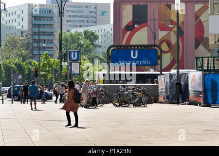 BERLIN, DEUTSCHLAND - 15. MAI 2018: die U-Bahn Alexanderplatz rapid transit Subway Station am 15. Mai 2018 in Berlin, Deutschland. Stockfoto