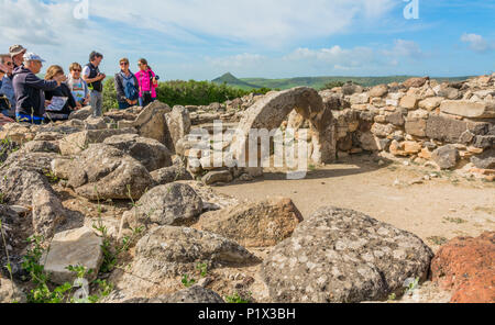 Guide und Besucher der Nuraghe Su Nuraxi, UNESCO-Weltkulturerbe, in der Nähe von Barumini, Sud Sardinien Provinz, Sardinien, Italien Stockfoto