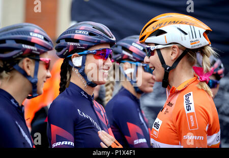 Canyon//Sram Racing Katarzyna Niewiadoma (links) spricht mit Boels Dolmans'Anna Plichta (rechts) vor der ersten Stufe der Tour die OVO Energie Frauen von Framlingham, Southwold. Stockfoto