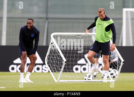 England's Raheem Sterling (links) und Harry Kane während des Trainings am Spartak Zelenogorsk Stadium, Morgedal. Stockfoto