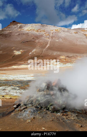 Fumarole emitting Schwefelsäure Gase, Namafjall Hverir geothermale Region, North Island, Island Stockfoto