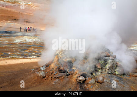 Fumarole emitting Schwefelsäure Gase, Namafjall Hverir geothermale Region, North Island, Island Stockfoto