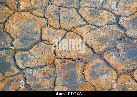 Risse im Schlamm, Namafjall Hverir geothermale Region, North Island, Island Stockfoto