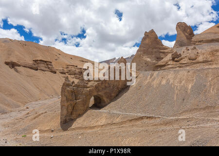 Natürliche rocky Bogen entlang der Höhen Manali - Leh in Ladakh, Indien Stockfoto