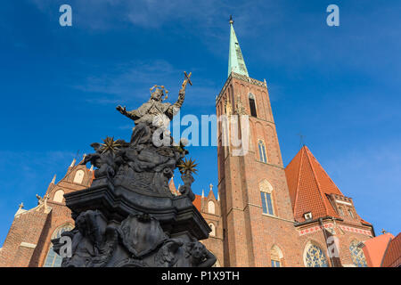 Statue des Hl. Johannes von Nepomuk, 18. Jahrhundert Denkmal und die Kathedrale des Hl. Johannes des Täufers im Hintergrund, Wroclaw, Polen. Stockfoto