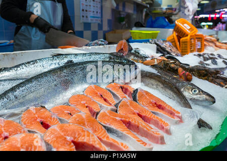 Meeresfrüchte, Lachs Steaks, Fisch auf Eis. Der Markt La Boqueria in Barcelona, Spanien. Stockfoto