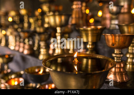 Tibetisch-buddhistischen Ritual Öl lampe Kerzen close-up im Kloster in Ladakh, Indien Stockfoto