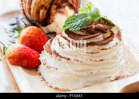 Brownies und Eis in Holz Schalen zu kreativ für die Gestaltung und Dekoration isolieren auf Hintergrund. Platz kopieren. Stockfoto